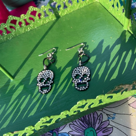 🖤💀Witchy Skull Earrings💀🖤 - Picture 3 of 4